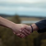 Pierwsze randki: jak się zachować, o czym mówić, czego unikać