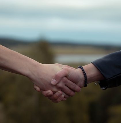 Pierwsze randki: jak się zachować, o czym mówić, czego unikać