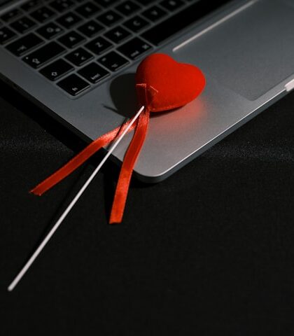 Dlaczego lepiej czasem nie odpowiadać – psychologia znikania w sieci