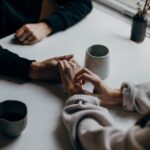 samotność, rozpacz, kompromisy, idealizacja, niska samoocena, presja czasu, syndrom wybawiciela, ucieczka od siebie, brak selektywności, desperacja