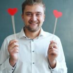 autentyczne zainteresowanie, chwilowa ekscytacja, szybka chemia, różowe okulary, etapy związku, portale randkowe, algorytmy randkowe, uważność w relacjach, dojrzałość emocjonalna, konsekwencja zachowania, fantazjowanie o przyszłości, testowanie rzeczywistości, komunikacja niewerbalna, samooszukiwanie się, budowanie intymności