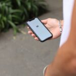 Co myśli facet, gdy kobieta odpisuje rzadko – a co myśli ona