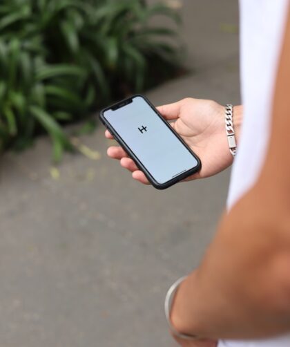 Co myśli facet, gdy kobieta odpisuje rzadko – a co myśli ona