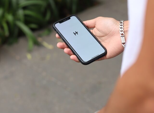 Co myśli facet, gdy kobieta odpisuje rzadko – a co myśli ona