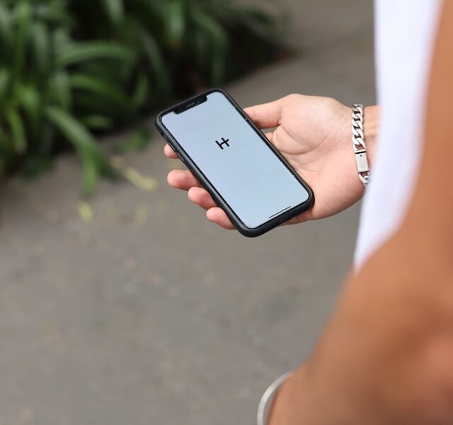 Co myśli facet, gdy kobieta odpisuje rzadko – a co myśli ona