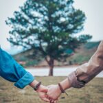 rozmowa randkowa, pierwsza wiadomość, zaangażowanie, pytania otwarte, słuchanie aktywne, autentyczność, wymiana zdań, konwersacyjny taniec, ciekawość, wyczucie, flirty, kontakt wzrokowy (wirtualny), czas odpowiedzi, personalizacja, pogłębianie relacji